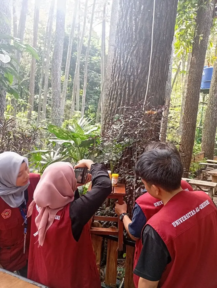 Artikel KKN Universitas Al Ghifari: KKN Kelompok 10 Navina Dhara Dukung UMKM Lewat Kegiatan Foto Produk yang Kreatif dan Inovatif